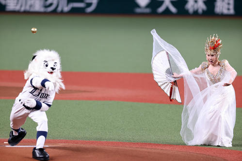 西武対オリックス　セレモニアルピッチに登場した小林幸子は、レオから輝くグラブと金のボールを受け取り投げようとして気を入れるも、結局投げずレオに任せる（撮影・浅見桂子）