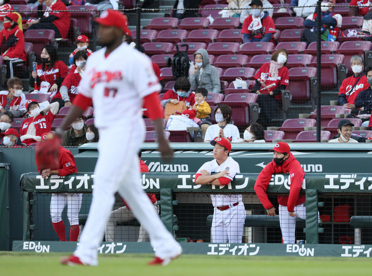 広島対中日　8回表中日2死二、三塁、ビシエドに左2点適時打を打たれたフランスア（左）とベンチの森下（右）、塹江（撮影・加藤孝規）