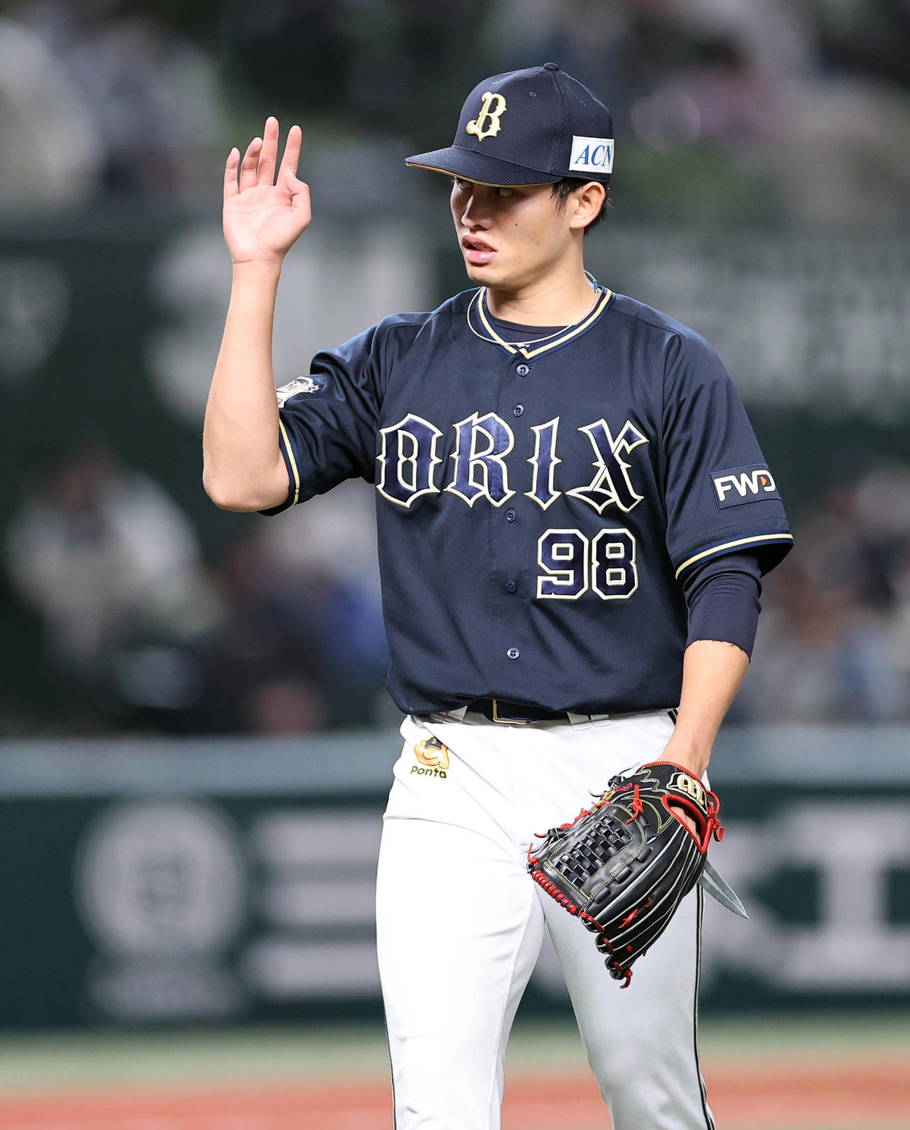 西武対オリックス　6回裏西武の攻撃を抑えて手を上げる張奕（撮影・浅見桂子）