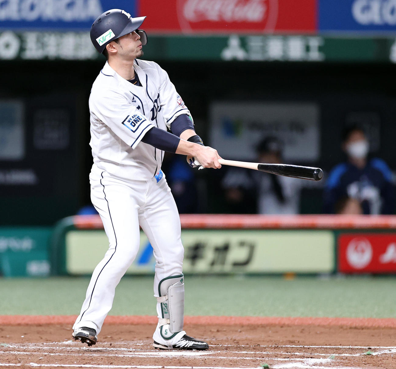 西武対オリックス　7回裏西武1死二、三塁、外崎は中犠飛を放つ（撮影・浅見桂子）