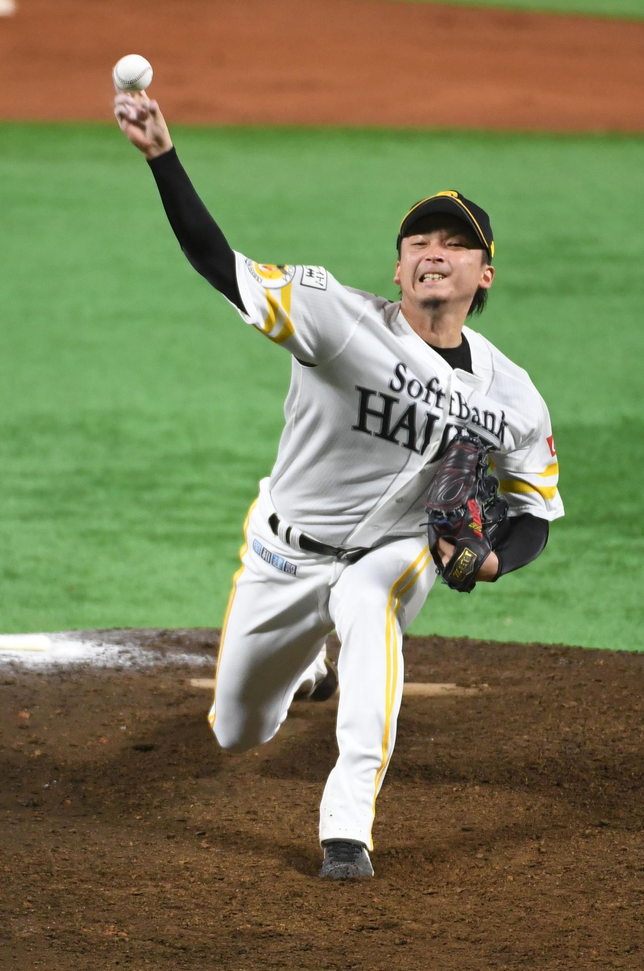 先発の東浜巨は7回を投げ楽天打線を無失点に抑える（撮影・今浪浩三）