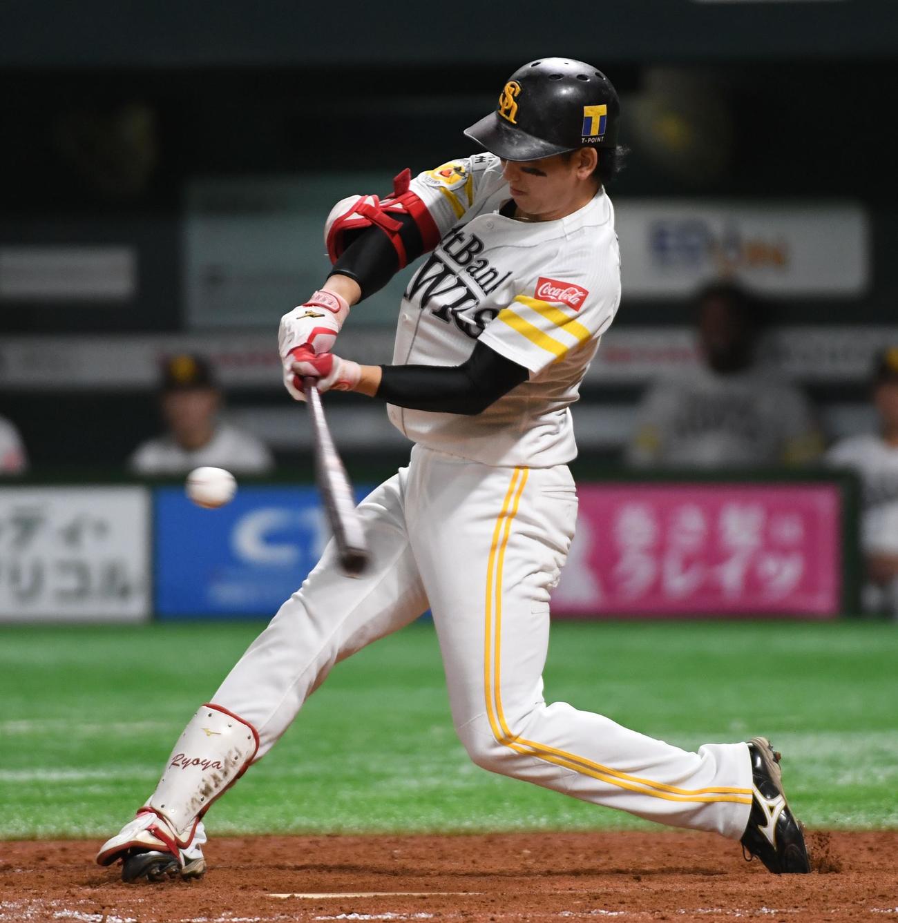 5回裏ソフトバンク2死満塁、栗原陵矢は右中間を破る走者一掃の適時二塁打を放つ（撮影・今浪浩三）