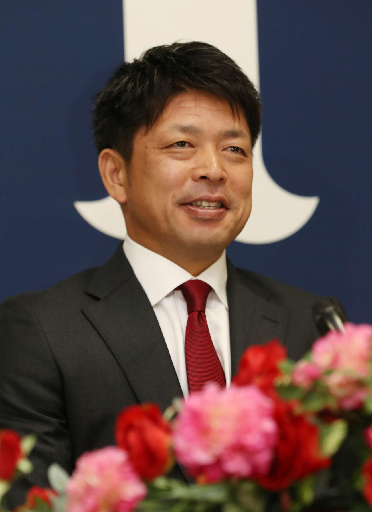 引退会見を行う石原慶幸
