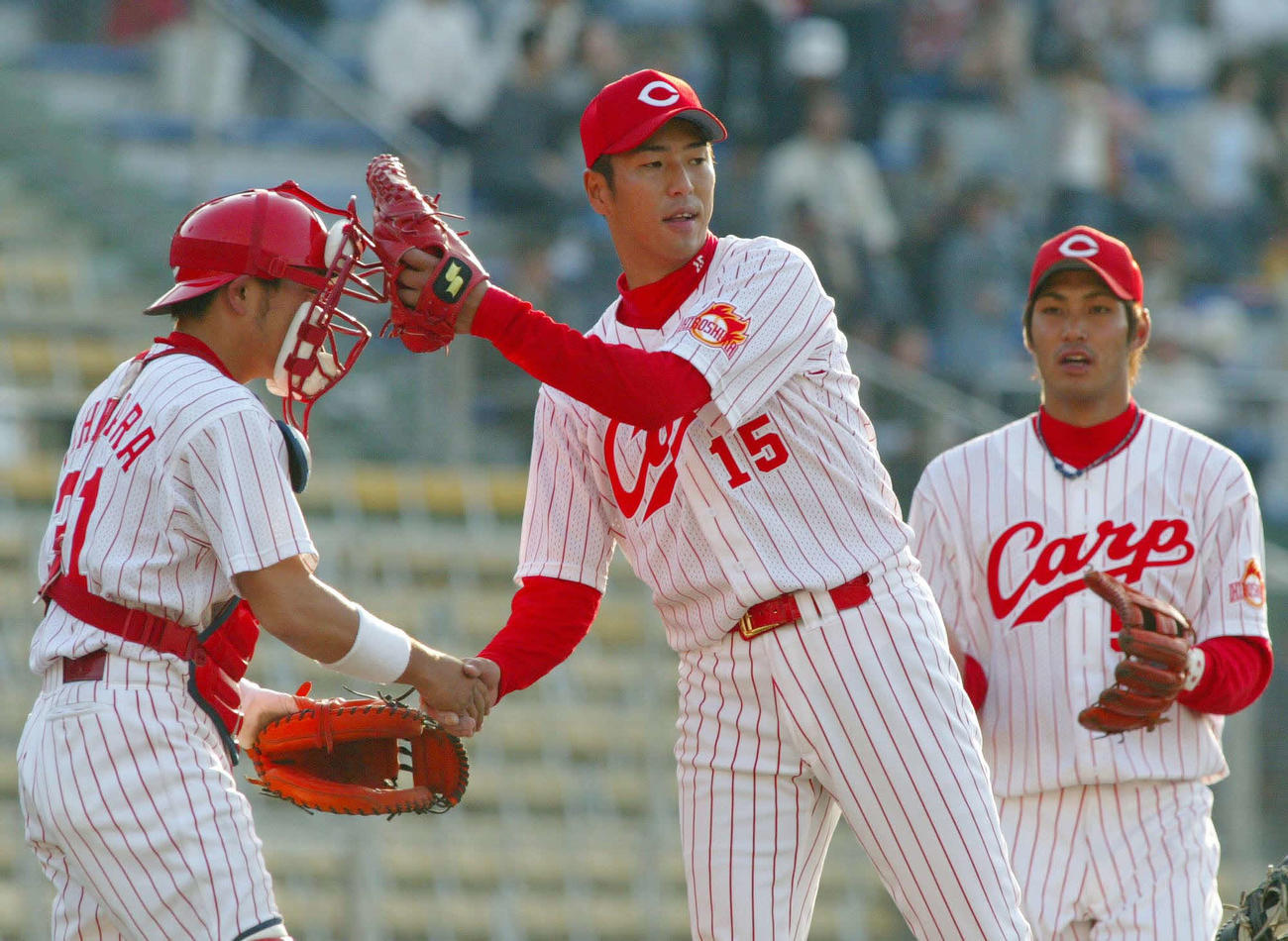 04年4月、勝利し黒田と握手する石原慶