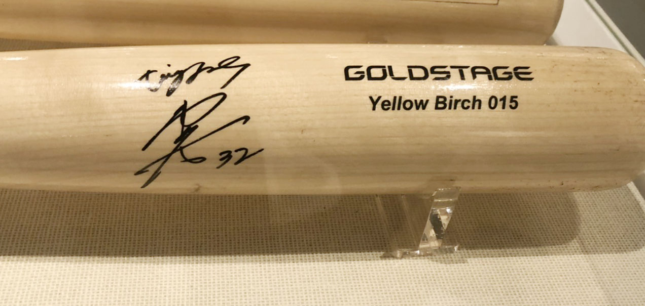 阪神井上のプロ初安打を放った時に使用したバット（甲子園歴史館提供）