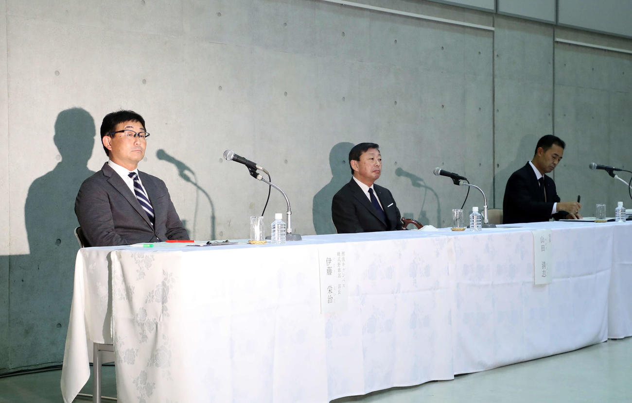 質問に答える左から伊藤野球部長、山田東海大学長、内山教学部長（撮影・鈴木正人）
