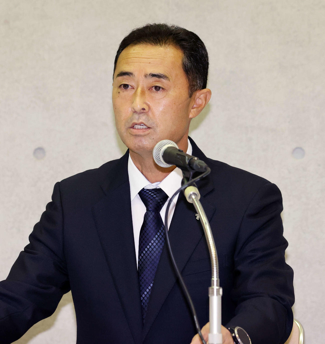 質問に答える内山教学部長（撮影・鈴木正人）