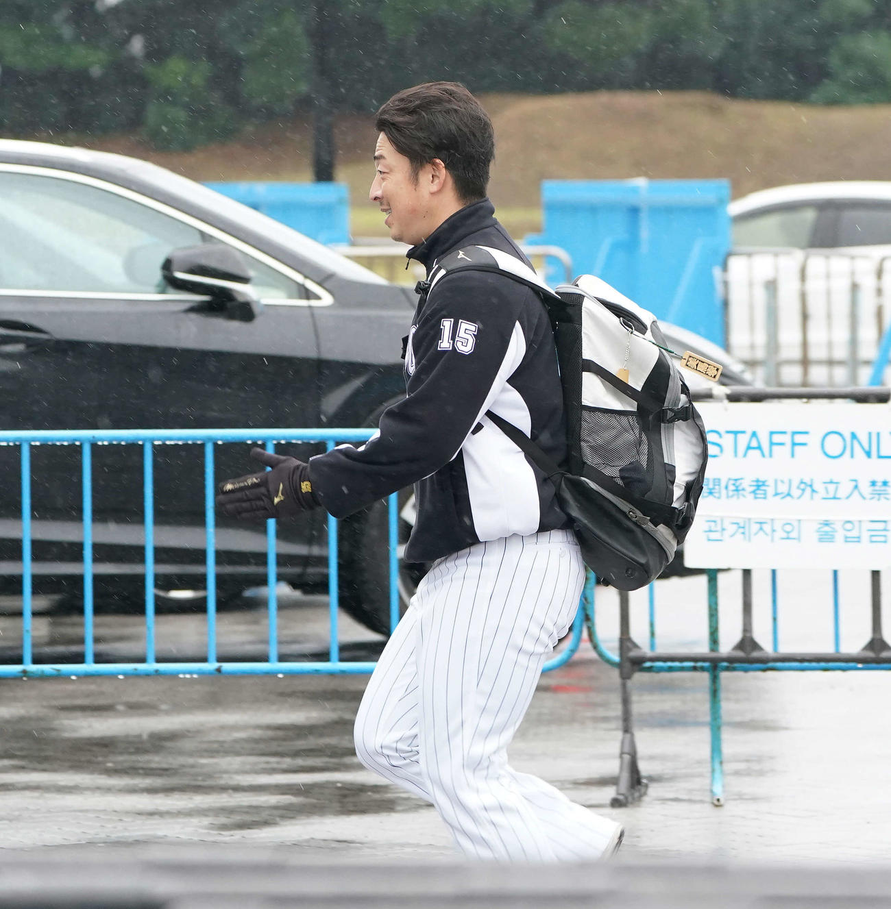 雨が降る中小走りで移動するロッテ美馬（撮影・鈴木みどり）