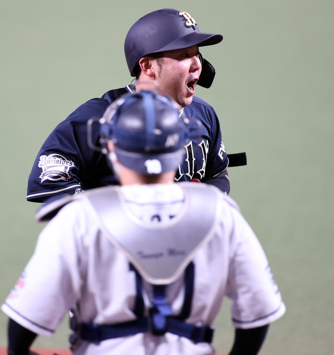 西武対オリックス　5回表オリックス無死、大下は左越え本塁打を放ち雄たけび上げて生還（撮影・浅見桂子）