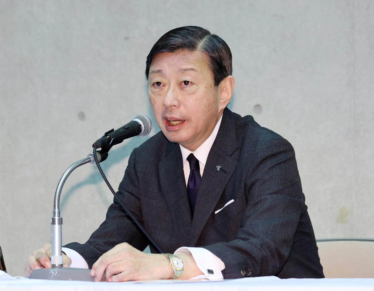 質問に答える山田東海大学長（撮影・鈴木正人）