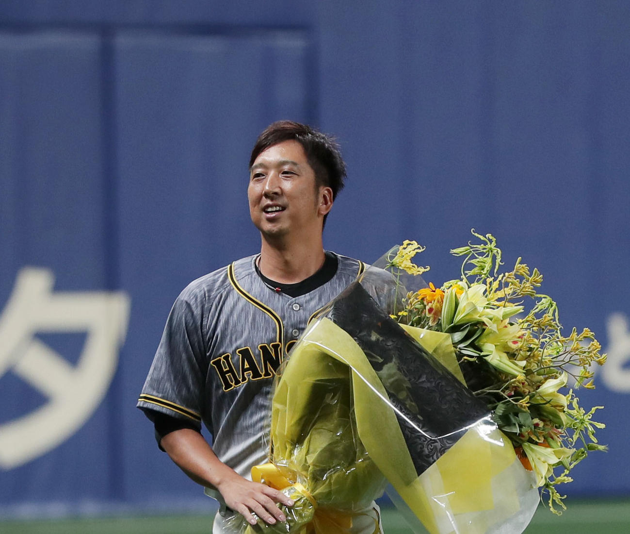 中日対阪神　試合後、中日荒木コーチから花束を贈られ場内1周してナゴヤドームのファンにあいさつする阪神藤川（2020年10月15日撮影）