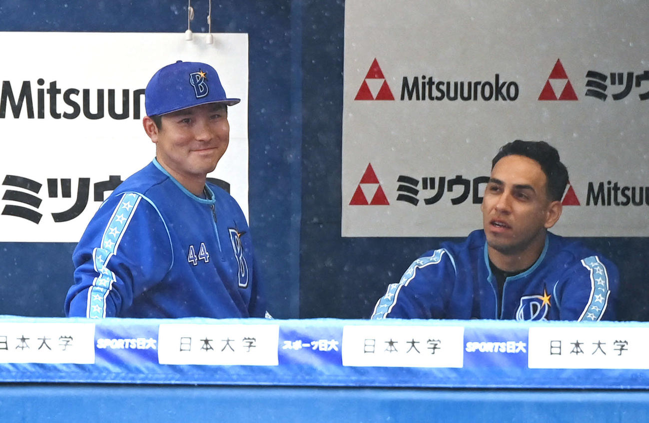 ベンチで談笑するDeNA佐野とソト（撮影・山崎安昭）