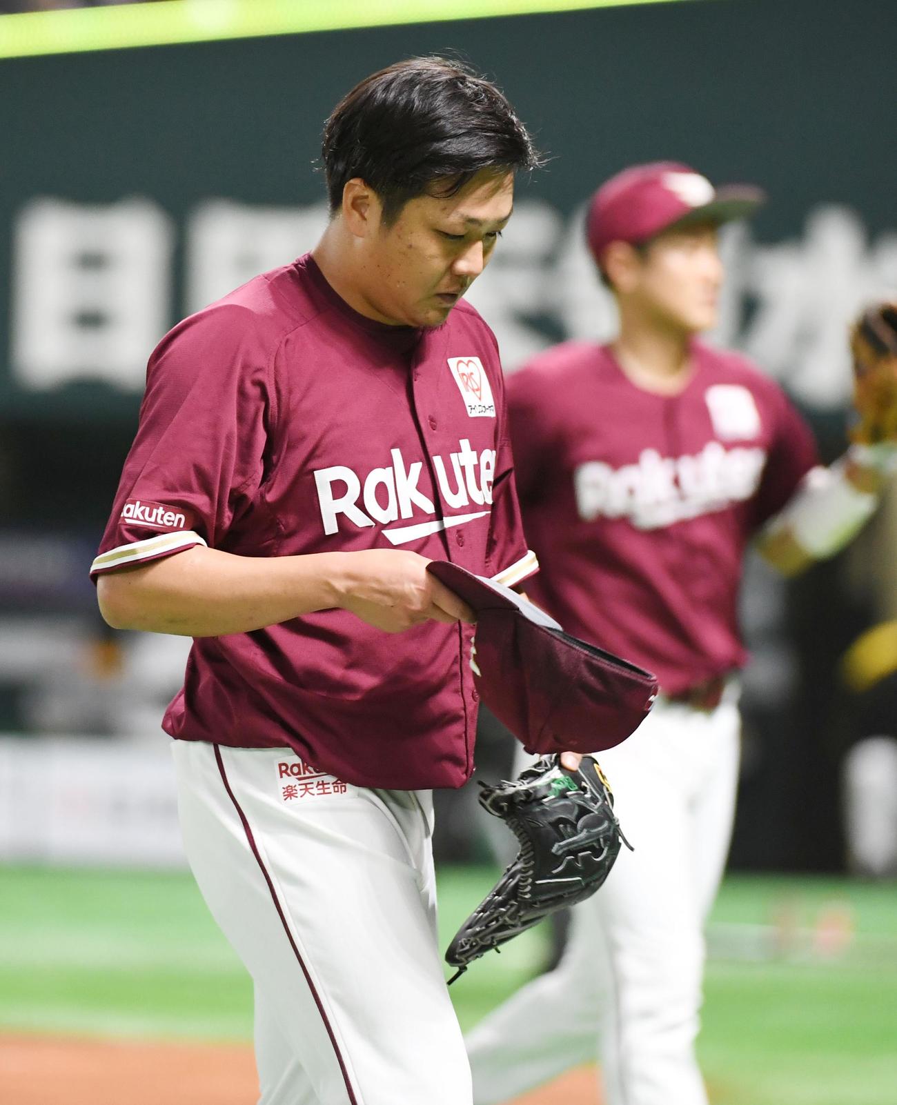 ソフトバンク対楽天　1回裏に柳田悠岐に先制のソロ本塁打を浴びベンチに戻る石橋良太（撮影・今浪浩三）