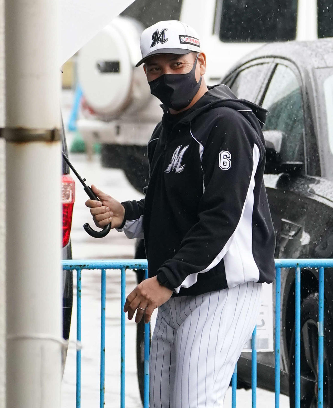 傘を差しながら移動するロッテ井口監督（撮影・鈴木みどり）