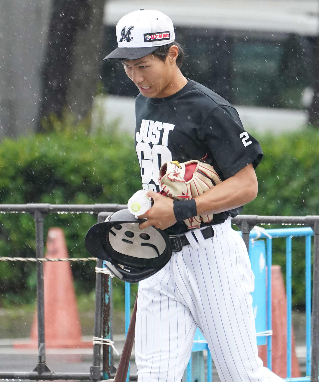雨の中移動するロッテ藤原（撮影・鈴木みどり）