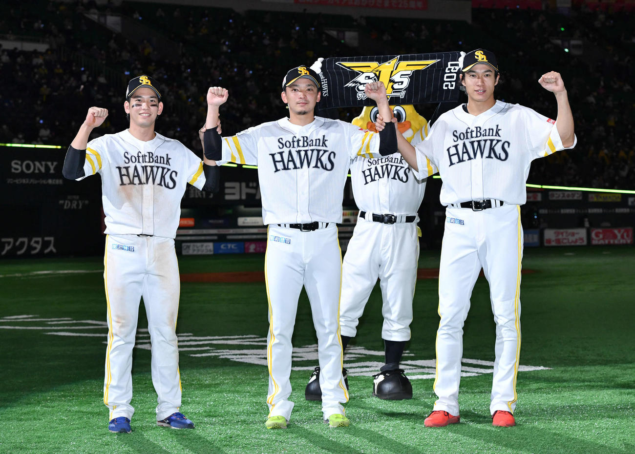 楽天を下して7連勝しガッツポーズする、左から栗原、東浜、柳田（撮影・岩下翔太）