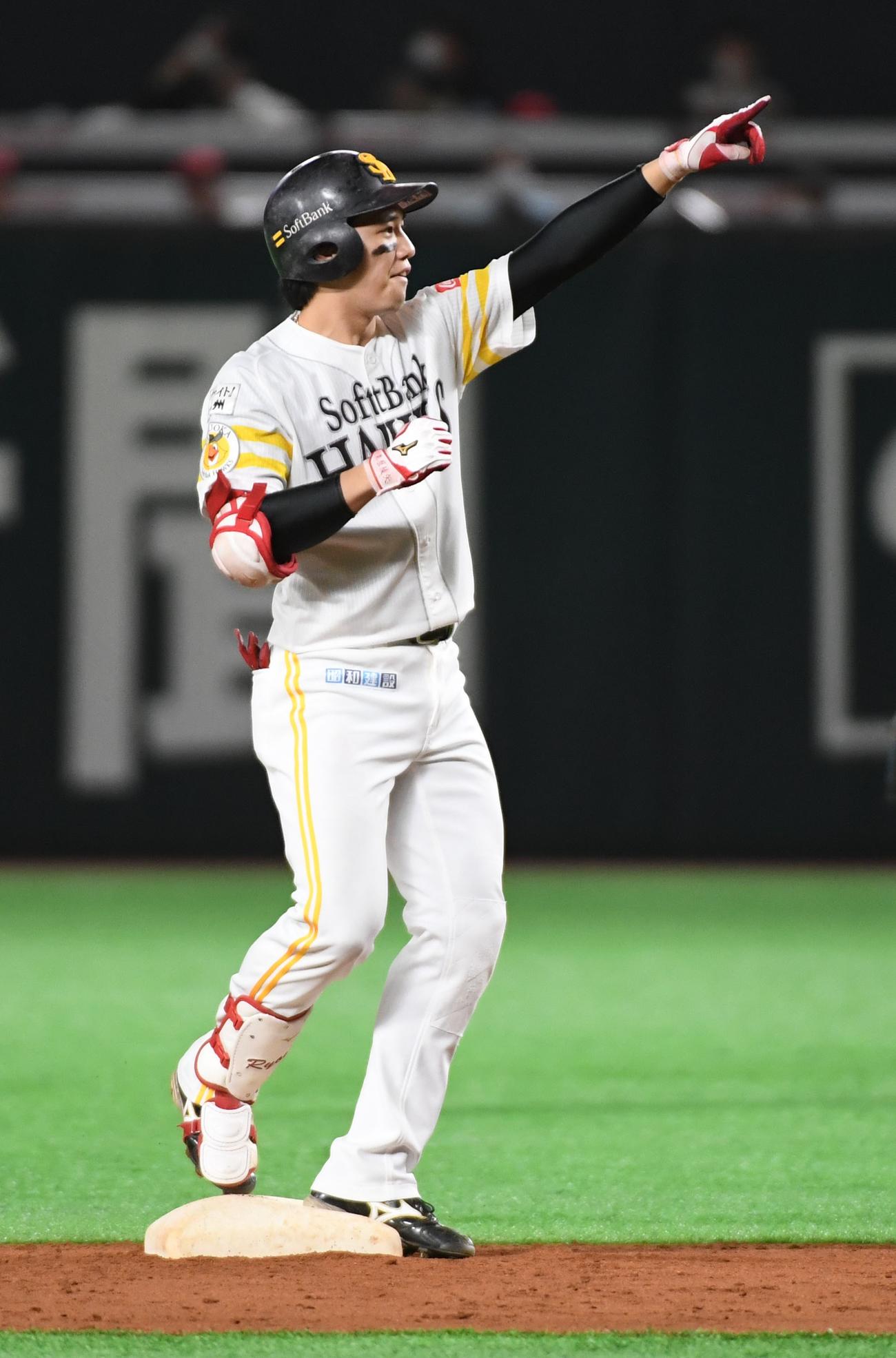 5回裏ソフトバンク2死満塁、栗原陵矢は右中間を破る走者一掃の適時二塁打を放ちベンチに向かってアピールする（撮影・今浪浩三）