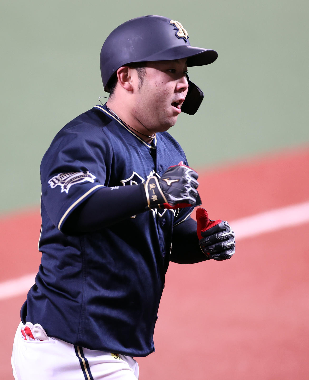 西武対オリックス　5回表オリックス無死、大下は左越え本塁打を放ち雄たけびを上げて生還（撮影・浅見桂子）