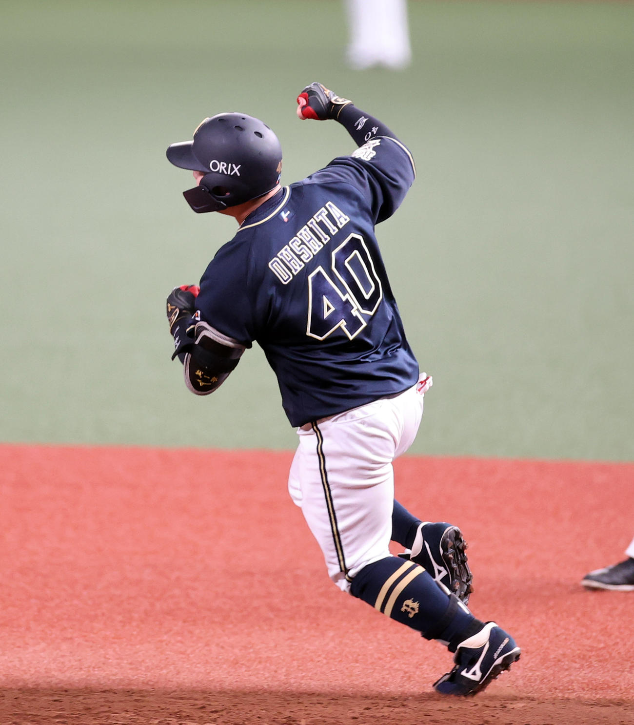西武対オリックス　5回表オリックス無死、大下は左越え本塁打を放ちガッツポーズ（撮影・浅見桂子）