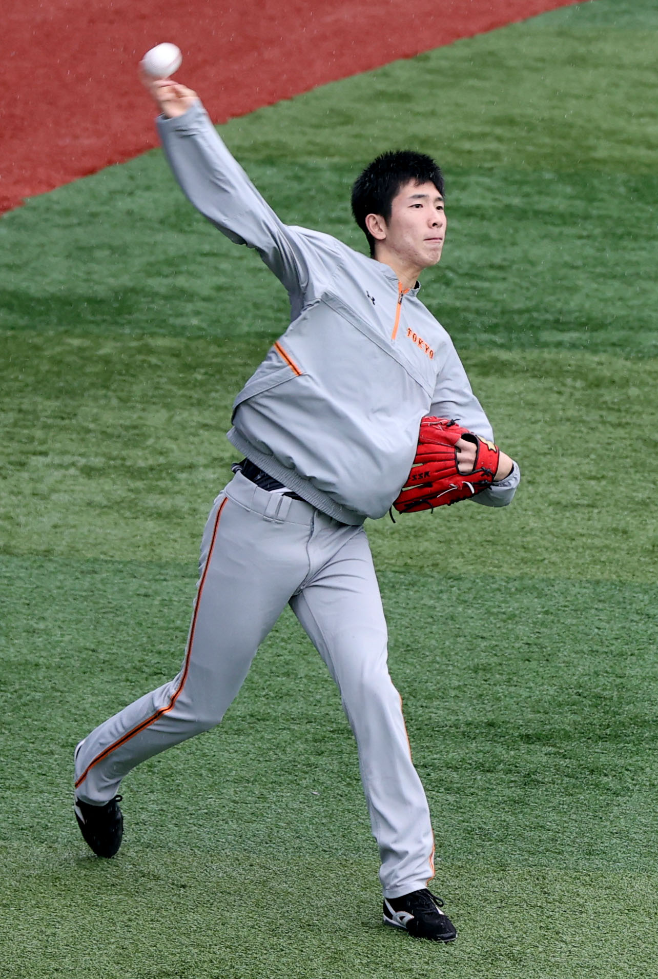 DeNA対巨人　雨天中止の発表後、キャッチボールをする戸郷（撮影・狩俣裕三）