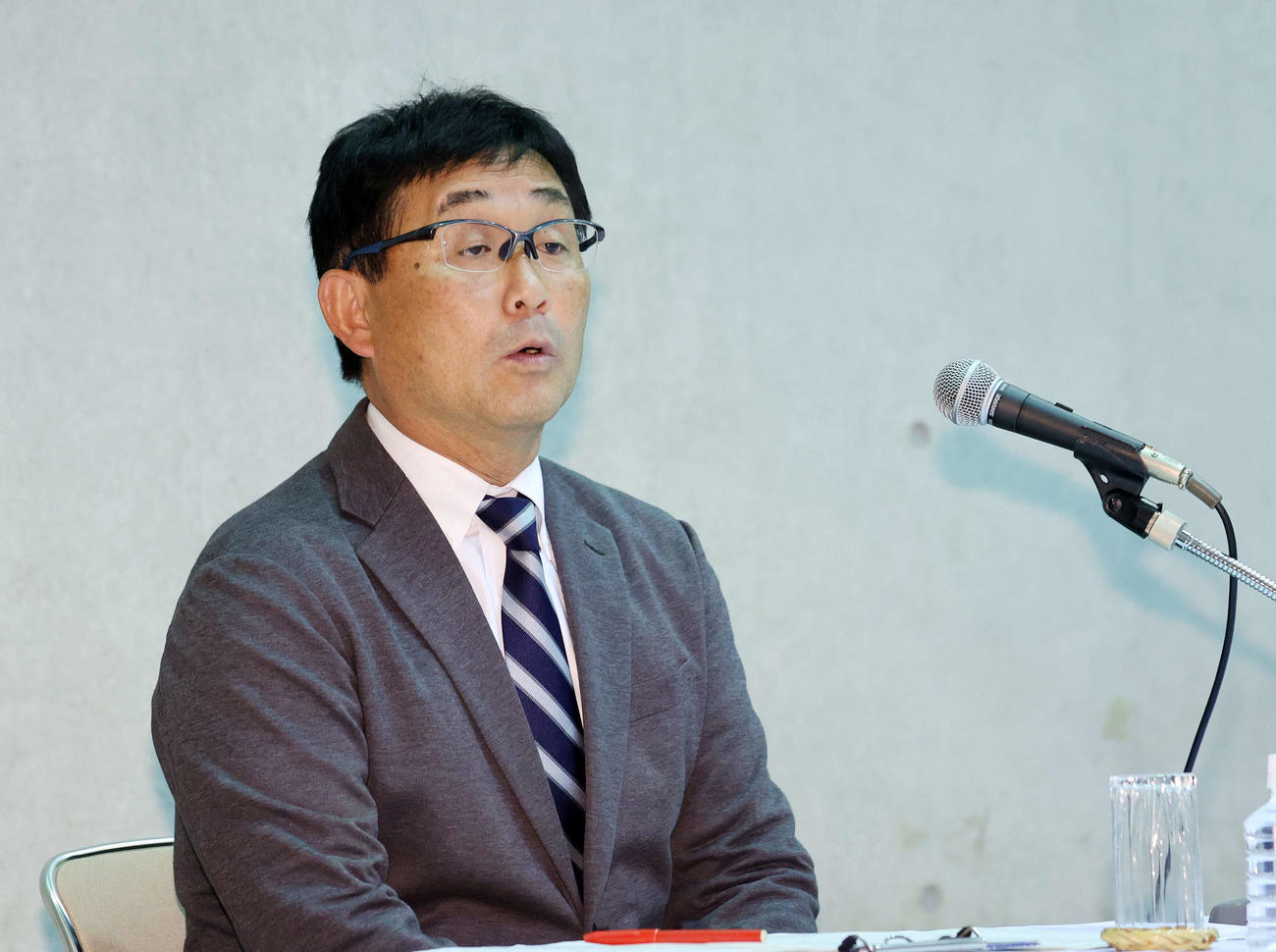 質問に答える伊藤野球部長（撮影・鈴木正人）