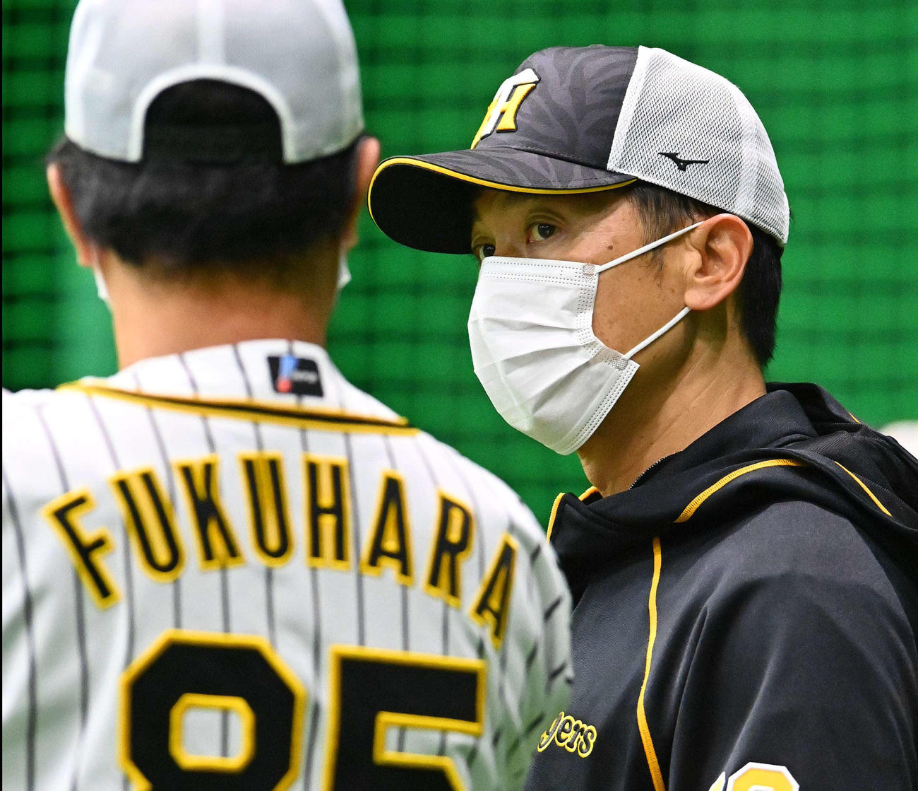 阪神対ヤクルト　福原忍コーチと話す矢野燿大監督（撮影・上田博志）