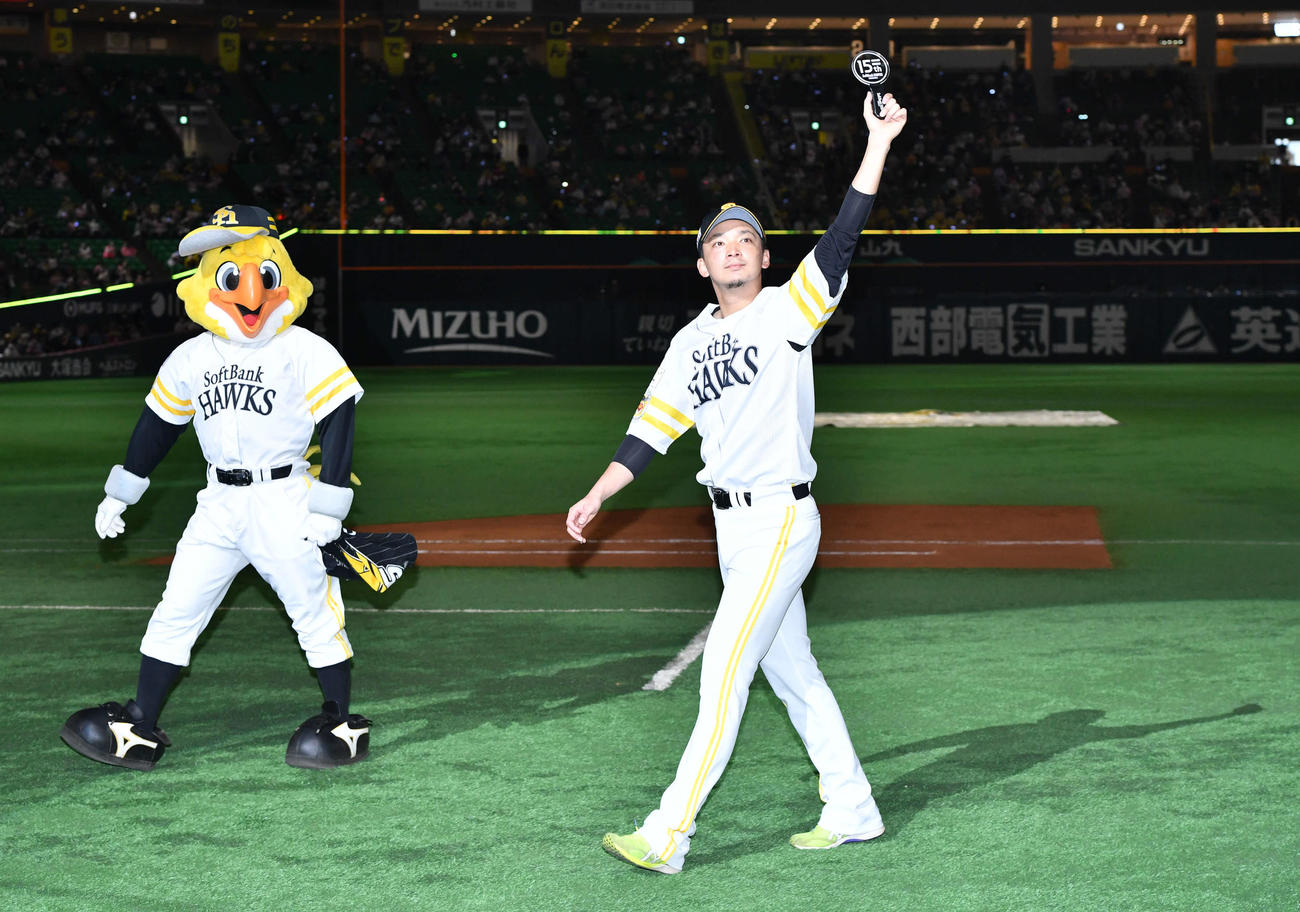ソフトバンク対楽天23回戦　ヒーローインタビューを終え、ファンに手を振る東浜巨（撮影・岩下翔太）