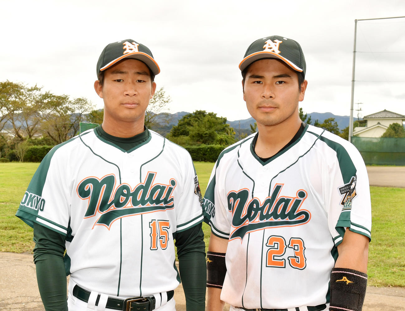 東農大・近久輝投手（左）と白石翔樹捕手