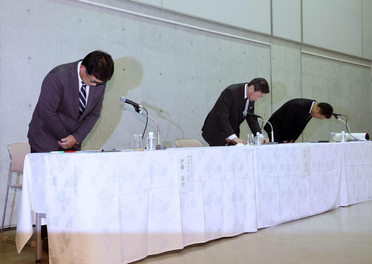 会見を終え頭を下げる左から伊藤野球部長、山田学長、内山教学部長（撮影・鈴木正人）
