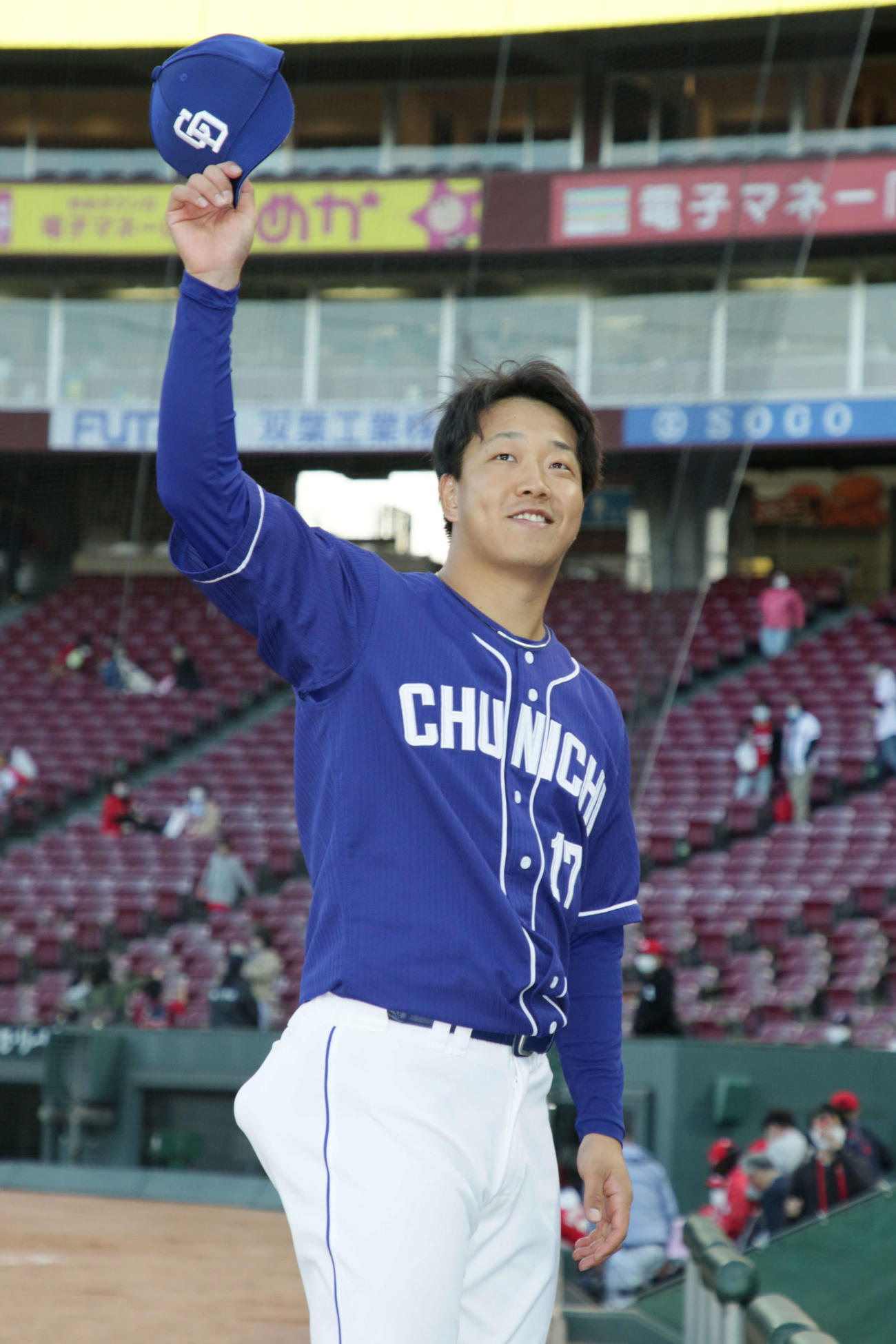 広島対中日　4勝目を挙げ、ファンの声援に応える柳（撮影・加藤孝規）