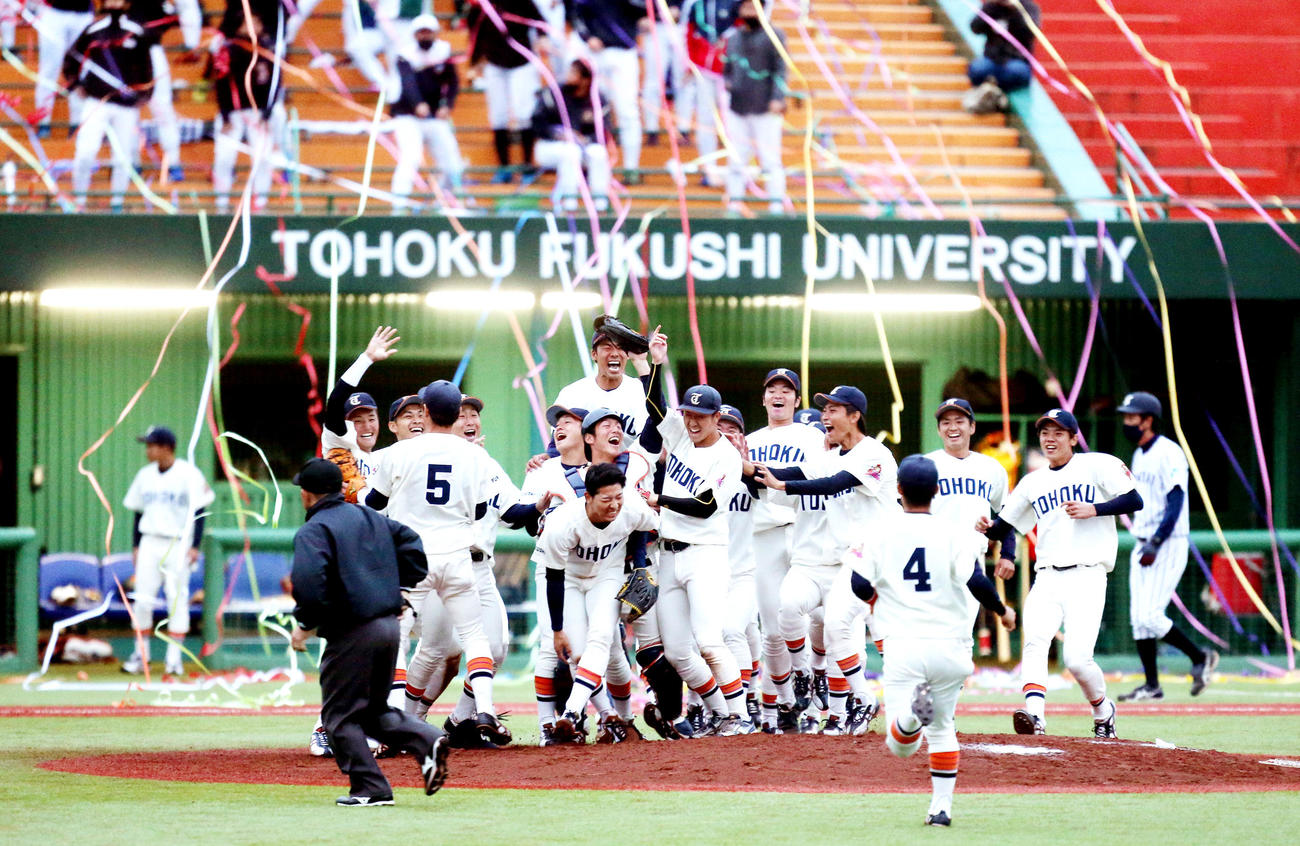 東北福祉大対仙台大　5季連続優勝を果たし喜ぶ東北福祉大の選手たち（撮影・野上伸悟）