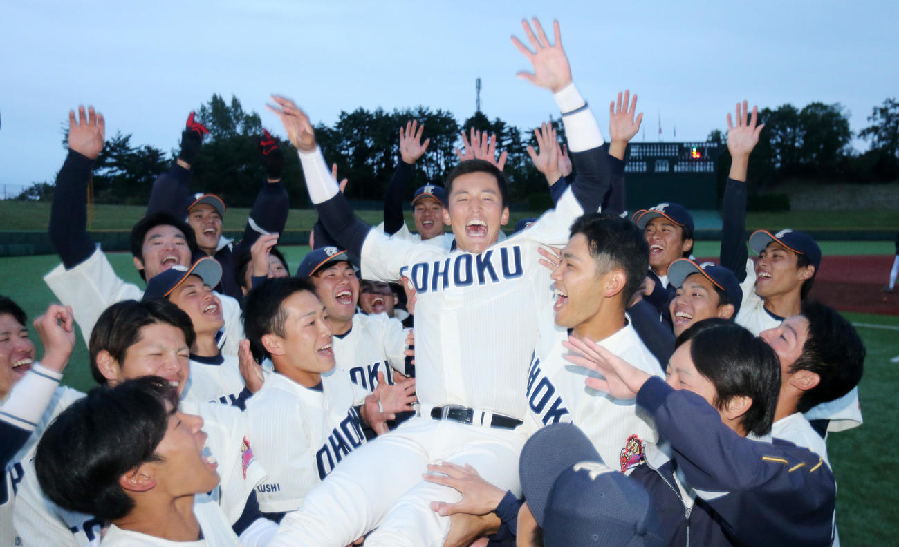 東北福祉大対仙台大　優勝を決め胴上げされる東北福祉大・元山主将（撮影・野上伸悟）