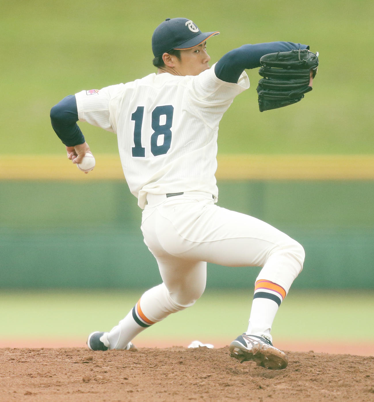 東北福祉大対仙台大　力投する東北福祉大・山野（撮影・野上伸悟）