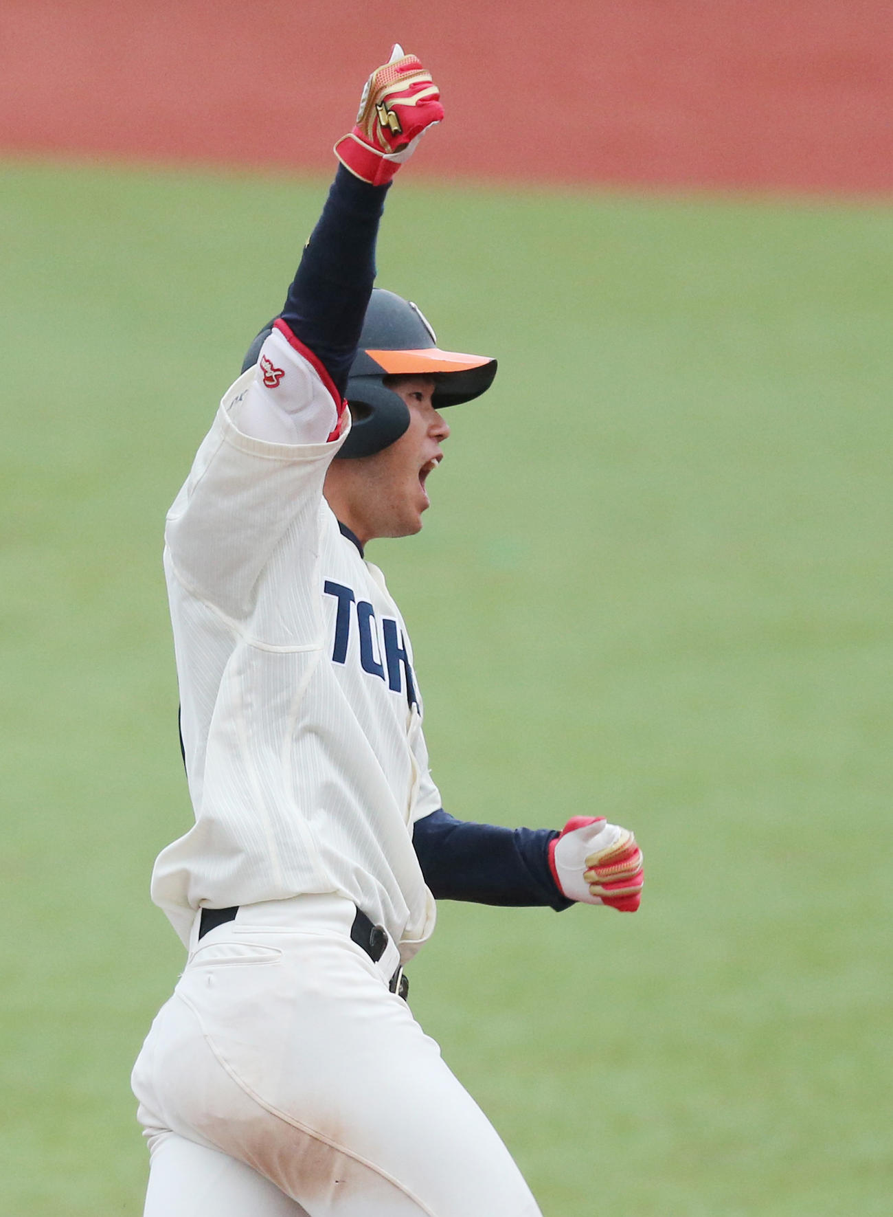 東北福祉大対仙台大　タイブレークの10回表2死、満塁本塁打を放ちガッツポーズで一塁を回る生沼（撮影・野上伸悟）