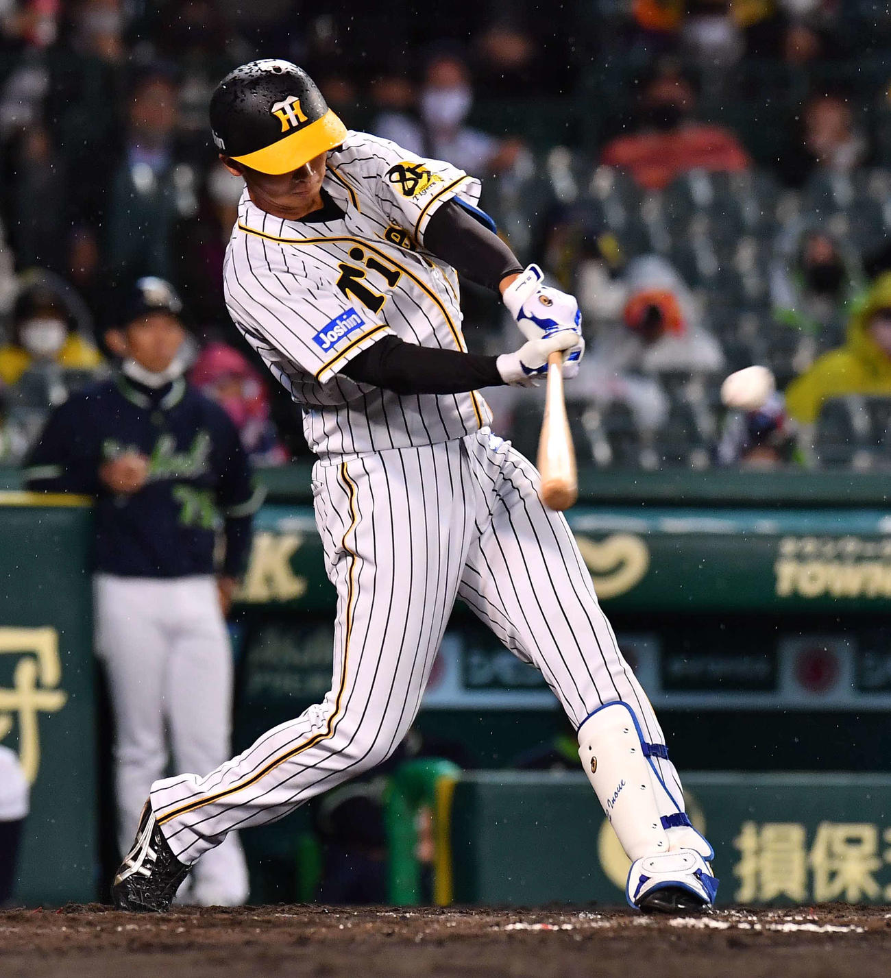 8回裏阪神無死一塁、右中間へプロ初安打となる適時二塁打を放つ井上広大（2020年10月16日撮影）