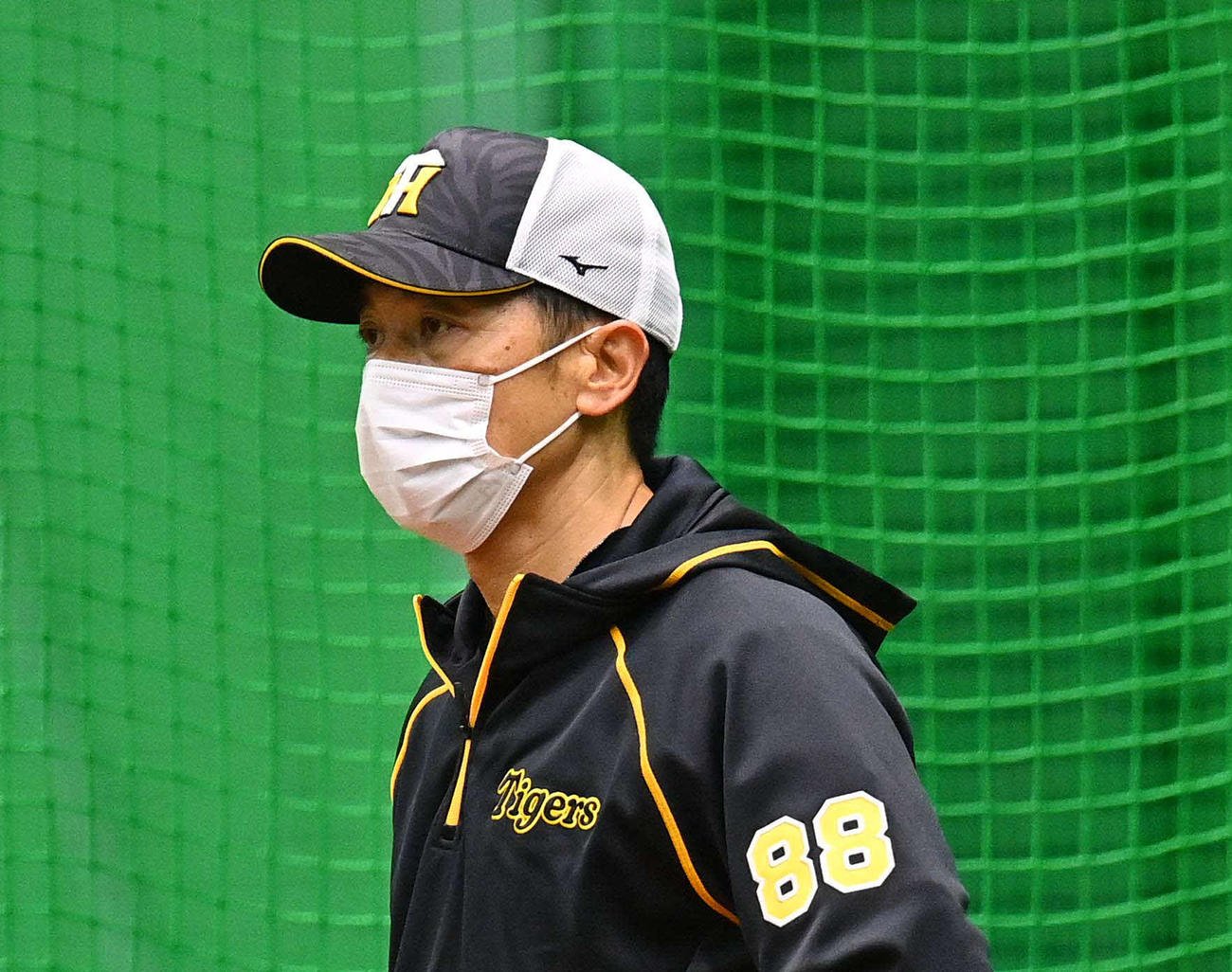 練習を見守る矢野燿大監督（撮影・上田博志）