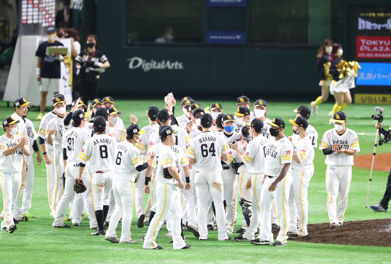 ソフトバンク対ロッテ　リーグ優勝を飾ったソフトバンクナインは歓喜の表情（撮影・梅根麻紀）