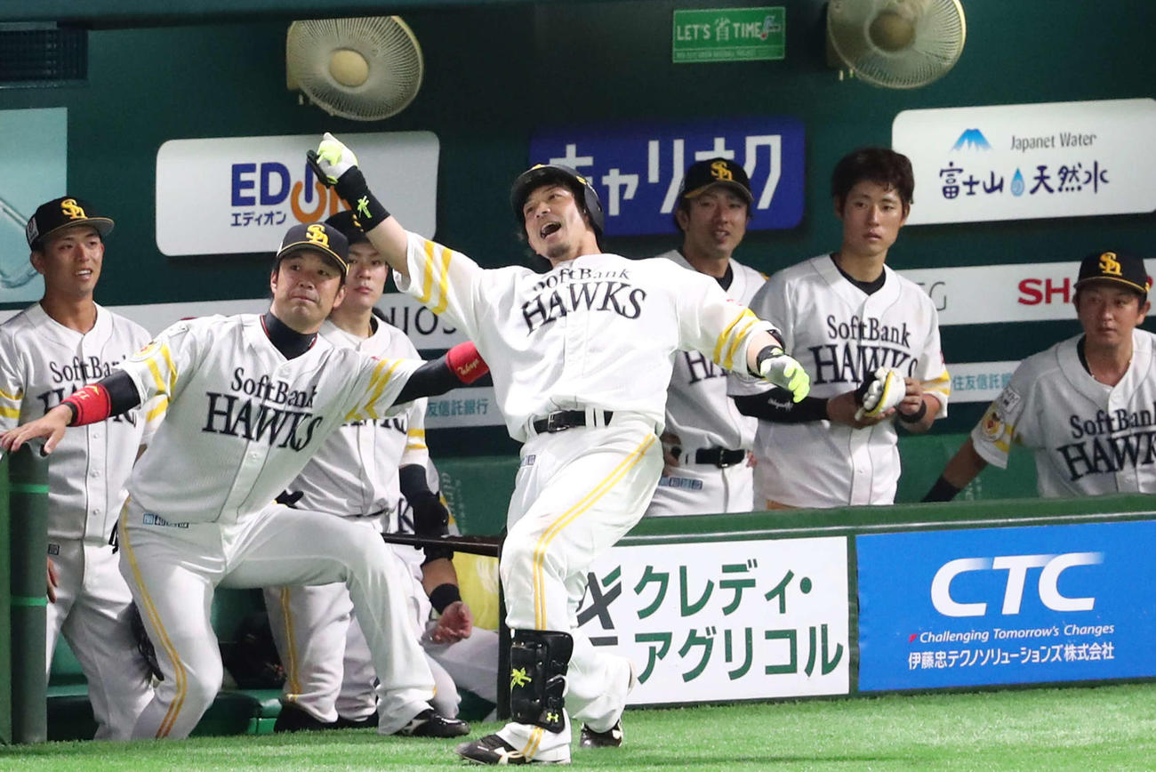 オリックスとの練習試合で先制本塁打を放ちポーズを決める松田宣（中央）（2020年6月9日）
