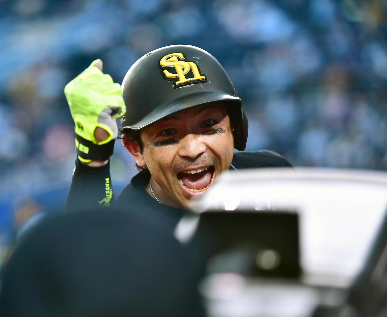 ロッテ戦で松田宣は右越えに2点本塁打を放ちテレビカメラに向かって熱男ポーズ（2020年8月23日）