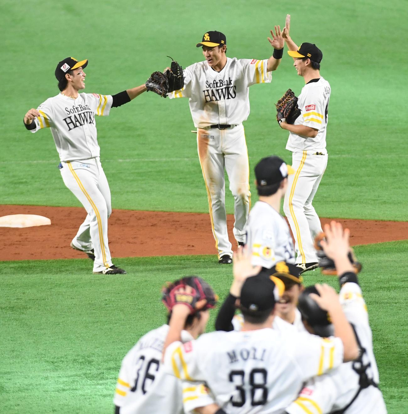 ソフトバンク対ロッテ　3年ぶりのリーグ優勝を決め栗原（左）、真砂とタッチして喜ぶ柳田（撮影・今浪浩三）