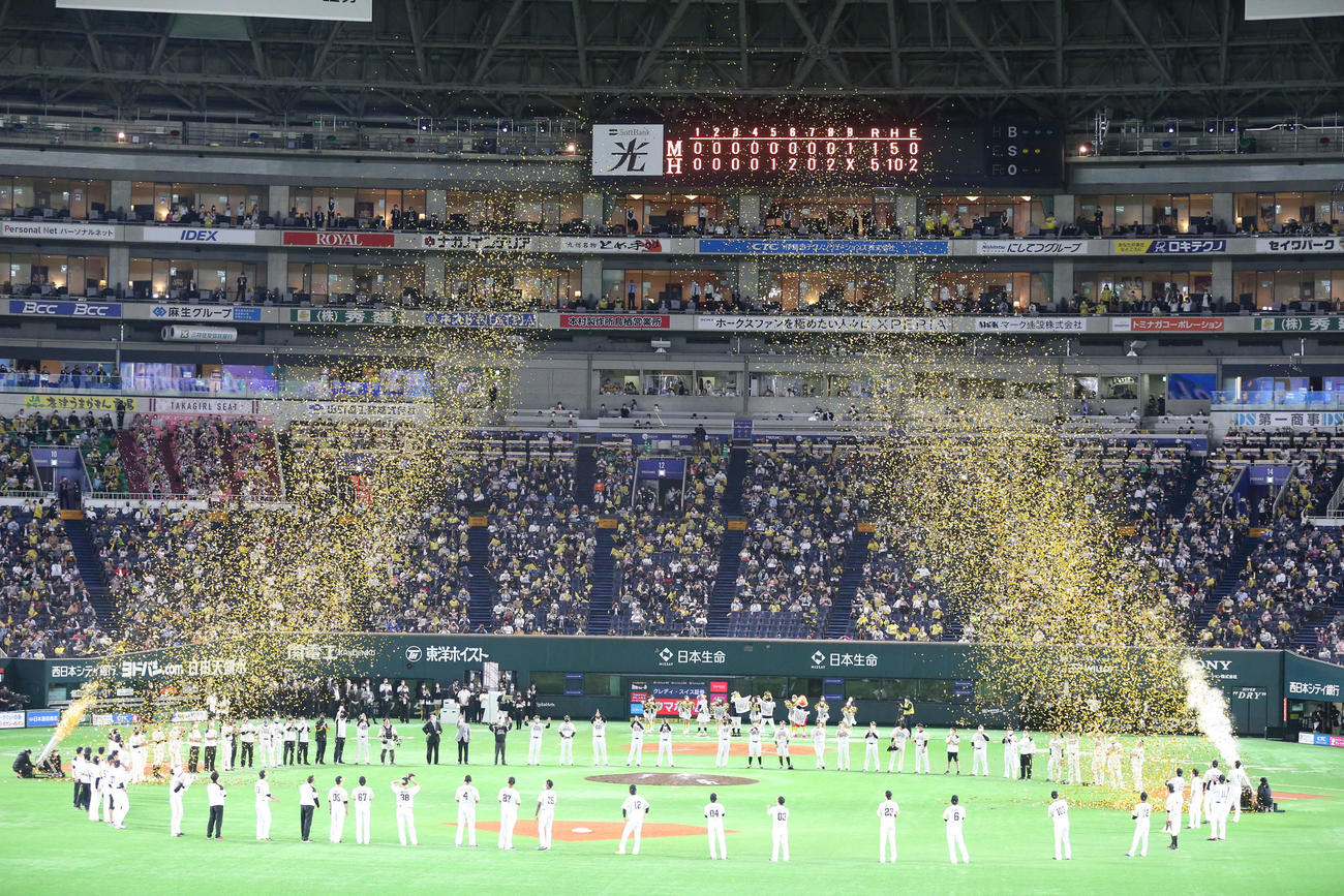 ソフトバンク対ロッテ　リーグ優勝を飾り喜ぶソフトバンクナイン（撮影・梅根麻紀）