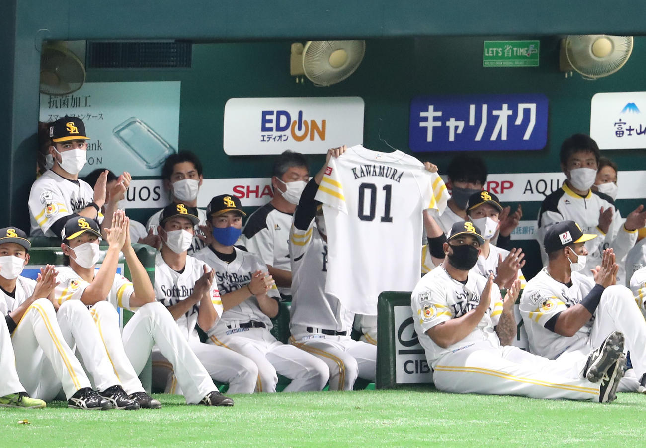 ソフトバンク対ロッテ　ベンチで川村隆史コーチのユニホームが掲げられた（撮影・梅根麻紀）
