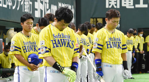 楽天戦の試合前に亡くなった川村コンディショニング担当の冥福を祈り黙祷する松田宣（中央）、中村晃（右）らソフトバンクナイン（2020年9月18日）