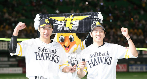 ガッツポーズする柳田（左）と石川（2020年10月23日）