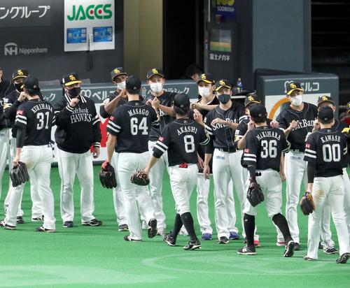 日本ハムに勝利し、ナインを出迎える工藤監督（左から2人目）（2020年10月21日）