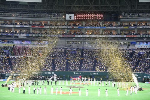 ソフトバンク対ロッテ　リーグ優勝を飾り喜ぶソフトバンクナイン（撮影・梅根麻紀）