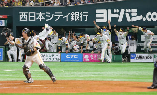 ソフトバンク対ロッテ　優勝の瞬間、ベンチを飛び出すソフトバンクの選手たち（撮影・菊川光一）