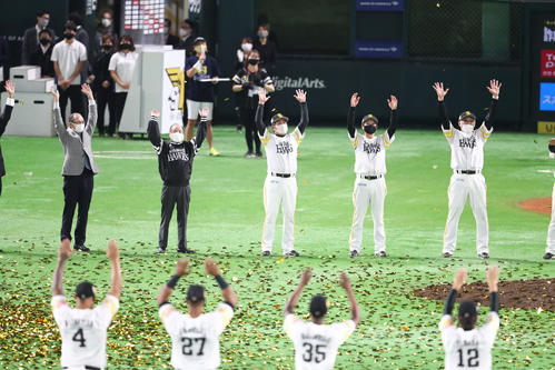 ソフトバンク対ロッテ　リーグ優勝を飾り喜ぶソフトバンクナイン。王貞治球団会長、孫正義オーナー、工藤公康監督も喜ぶ（撮影・梅根麻紀）