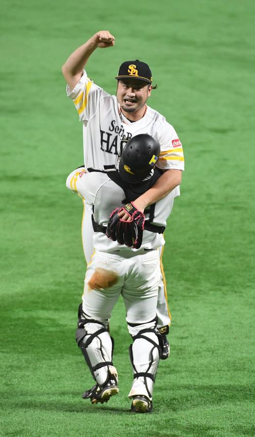 ソフトバンク対ロッテ　3年ぶりのリーグ優勝を決め捕手の甲斐拓也と抱き合う森唯斗（撮影・今浪浩三）