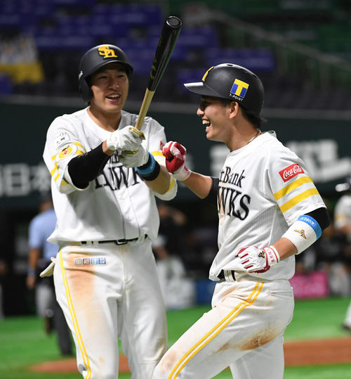ロッテ戦の延長10回に栗原（右）が中前にサヨナラ打を放ち柳田に祝福される（2020年6月19日）